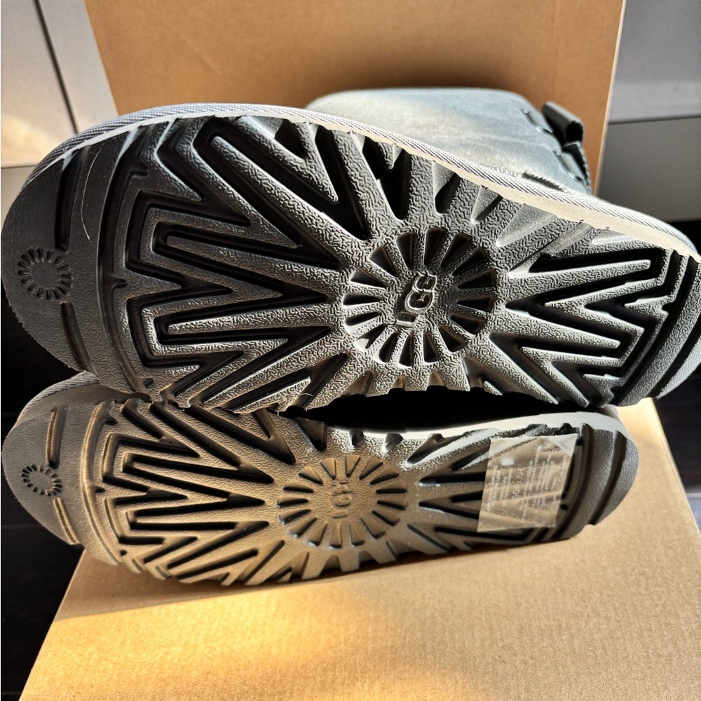 UGG SHORT BAILEY LEATHER BOW IN CHARCOAL SZ 6,9 NEW IN BOX - Picture 6 of 9